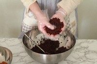 10、紫米芝士肉松饭团,用大拇指把米饭推平至饼状。注意：尽量推得大一点，不然等下包馅容易漏。