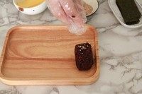 16、紫米芝士肉松饭团,饭团上可以撒一点芝麻作为装饰。