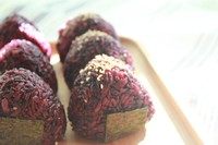 17、紫米芝士肉松饭团,漂亮又好吃的饭团就做好了。