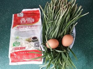 1、韭菜盒子,准备好材料，粉丝在泡忘拍了