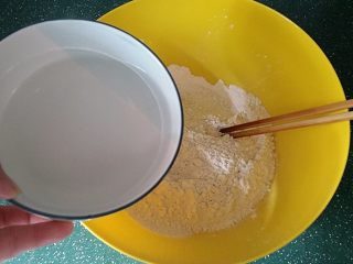 2、韭菜盒子,热水分次倒入面粉中