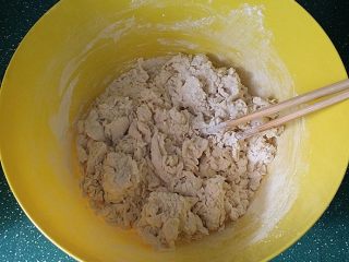 3、韭菜盒子,边倒边用筷子搅成絮絮状