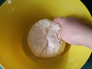 4、韭菜盒子,开始揉面至无干粉