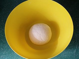 5、韭菜盒子,搓圆加盖湿布饧面15~20分钟左右