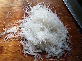 6、韭菜盒子,粉丝泡软洗净后切小碎段