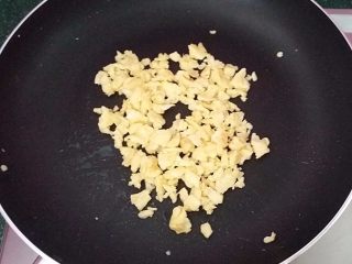 7、韭菜盒子,一个鸡蛋打散加油炒熟