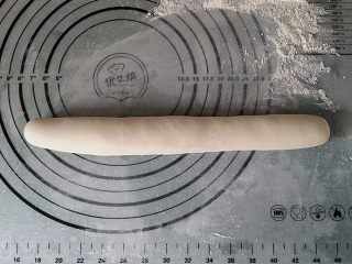 11、韭菜盒子,分成二等份后搓长条