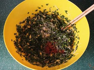 9、韭菜盒子,最后调入食盐、五香粉拌匀备用