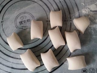 12、韭菜盒子,一条再分割为9个剂子