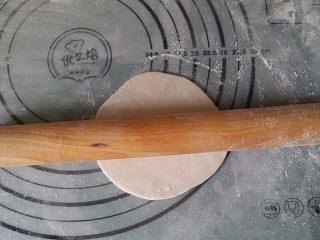 13、韭菜盒子,取一个剂子擀成圆片