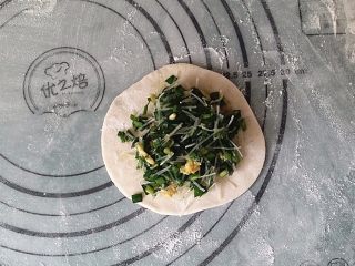 14、韭菜盒子,放入适量馅料后上下对折捏实