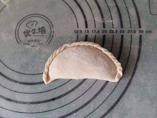 15、韭菜盒子,最后捏成花边状