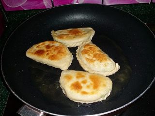 17、韭菜盒子,转中小火煎制两面金黄