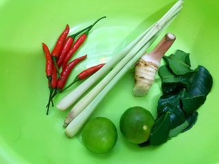 1、冬阴功海鲜汤or火锅,香茅,南姜,柠檬叶,青柠洗净