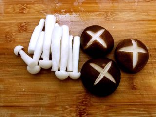 3、冬阴功海鲜汤or火锅,海鲜菇切段,香菇改花刀(应该用草菇的,我去晚了没买到)