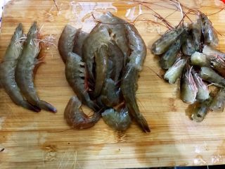 4、冬阴功海鲜汤or火锅,鲜虾去虾线,切出虾头备用(我留了几只完整的摆盘)