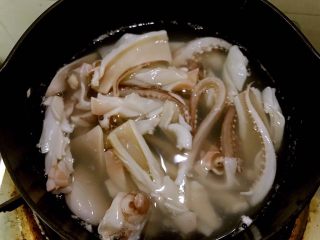 8、冬阴功海鲜汤or火锅,水沸腾后鱿鱼焯水