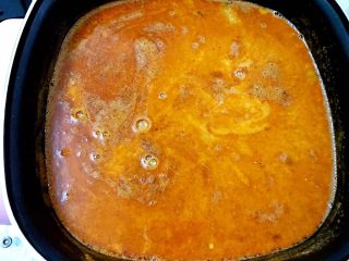 17、冬阴功海鲜汤or火锅,加入椰浆,挤入青柠汁,冬阴功火锅汤底就完成了。开始涮自己喜欢的各种食材吧,别忘了最后来碗汤才是精华哦。