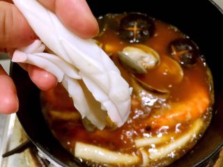 22、冬阴功海鲜汤or火锅,加入鱿鱼卷