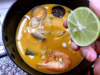 24、冬阴功海鲜汤or火锅,关火后淋上青柠汁