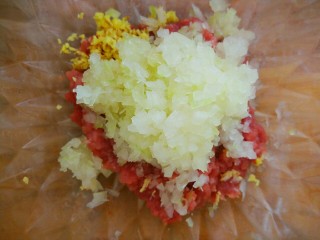 2、冬瓜新吃之不一样的冬瓜汆丸子,在碗中加入冬瓜碎和姜末，冬瓜切得越碎越好，姜末如果能弄成姜蓉口感也会更好