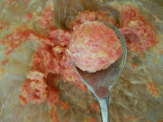 6、冬瓜新吃之不一样的冬瓜汆丸子,丸子挤好了，怎么拿下来呢？用勺子在丸子的底部轻轻一铲，丸子就乖乖的跑到勺子上了