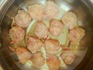 7、冬瓜新吃之不一样的冬瓜汆丸子,然后我们把做好的丸子冷水或温水下锅，这样丸子成熟的时间比较一致，等丸子飘起就可以捞出备用了