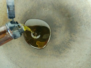 8、冬瓜新吃之不一样的冬瓜汆丸子,让丸子有滋有味的关键步骤来了，开中火，锅中倒入少许花生油