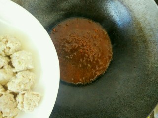 9、冬瓜新吃之不一样的冬瓜汆丸子,直接在锅里倒入一勺蚝油，少许酱油炒香，炒至浓稠，把丸子倒入锅中