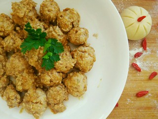 11、冬瓜新吃之不一样的冬瓜汆丸子,最后摆上几片香菜叶，香香的丸子就美美的上桌咯