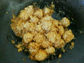 10、冬瓜新吃之不一样的冬瓜汆丸子,由于冬瓜丸子水份比较大，易碎，不宜过度翻炒，只要轻轻晃动炒锅，让丸子均匀的裹上酱汁即可