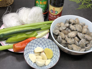 1、花蛤粉丝,准备好所有食材，花蛤清洗干净