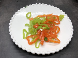 3、花蛤粉丝,青红尖椒切椒圈
