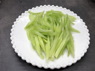4、花蛤粉丝,芹菜切成段