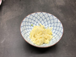 5、花蛤粉丝,蒜剁成蒜末
