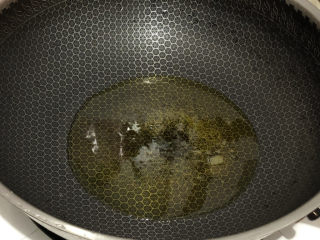 11、花蛤粉丝,锅中倒入少许油烧热