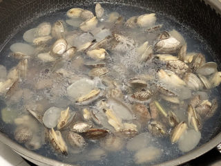 10、花蛤粉丝,焯水至花蛤打开就好