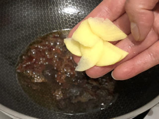 14、花蛤粉丝,再放入几片姜片