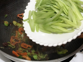 17、花蛤粉丝,放入芹菜段翻炒几下