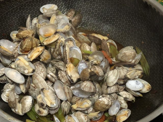 20、花蛤粉丝,倒入花蛤