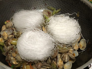 21、花蛤粉丝,放入干粉丝，加入适量水煮5分钟，少许盐