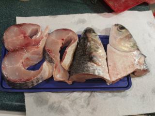 1、乌鱼米粉,乌鱼洗净切段，用纸巾擦干。