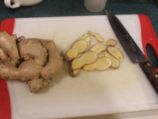 2、乌鱼米粉,姜切薄片备用。