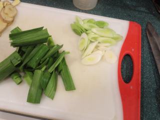 3、乌鱼米粉,青蒜一根斜切小段 ，蒜白跟蒜青分开。