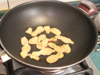 4、乌鱼米粉,因为黑麻油高温会生苦味，先用2大匙白麻油将姜片爆香。