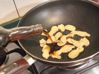 5、乌鱼米粉,等姜片煸好后，再加入2大匙黑麻油。