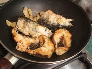 6、乌鱼米粉,将乌鱼入锅煎至两面金黄。这是重点，乌鱼要煎过才不会有腥味。煎的焦熟一点会更好吃。