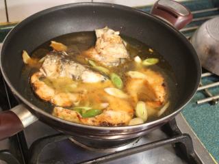 8、乌鱼米粉,再加入约略盖过鱼身的清水。