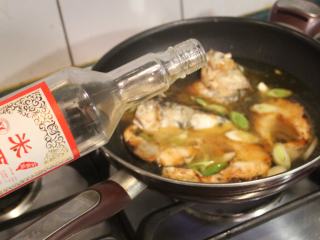 9、乌鱼米粉,加盐、米酒、胡椒粉调味。