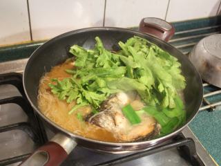11、乌鱼米粉,加入青菜稍烫一下即可。 青菜用茼蒿、小白菜都很合适。